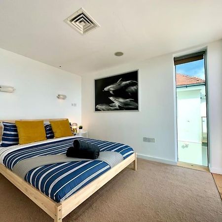 Stunning Panoramic Sea View Beach Location - Sleeps Up To 4 People - Free Parking - The Best Beach! - Great Location - Fast Wifi - Smart Tv - Newly Decorated - Sleeps Up To 4! Close To Bournemouth & Poole Town Centre & Sandbanks 외부 사진