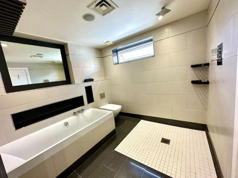 Stunning Panoramic Sea View Beach Location - Sleeps Up To 4 People - Free Parking - The Best Beach! - Great Location - Fast Wifi - Smart Tv - Newly Decorated - Sleeps Up To 4! Close To Bournemouth & Poole Town Centre & Sandbanks 외부 사진