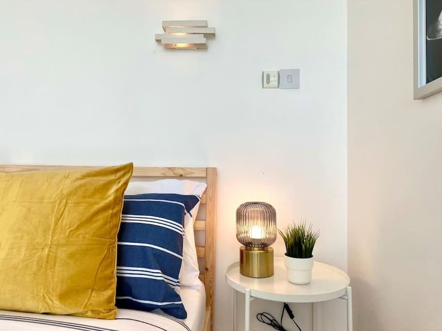 Stunning Panoramic Sea View Beach Location - Sleeps Up To 4 People - Free Parking - The Best Beach! - Great Location - Fast Wifi - Smart Tv - Newly Decorated - Sleeps Up To 4! Close To Bournemouth & Poole Town Centre & Sandbanks 외부 사진