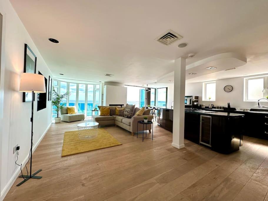 Stunning Panoramic Sea View Beach Location - Sleeps Up To 4 People - Free Parking - The Best Beach! - Great Location - Fast Wifi - Smart Tv - Newly Decorated - Sleeps Up To 4! Close To Bournemouth & Poole Town Centre & Sandbanks 외부 사진
