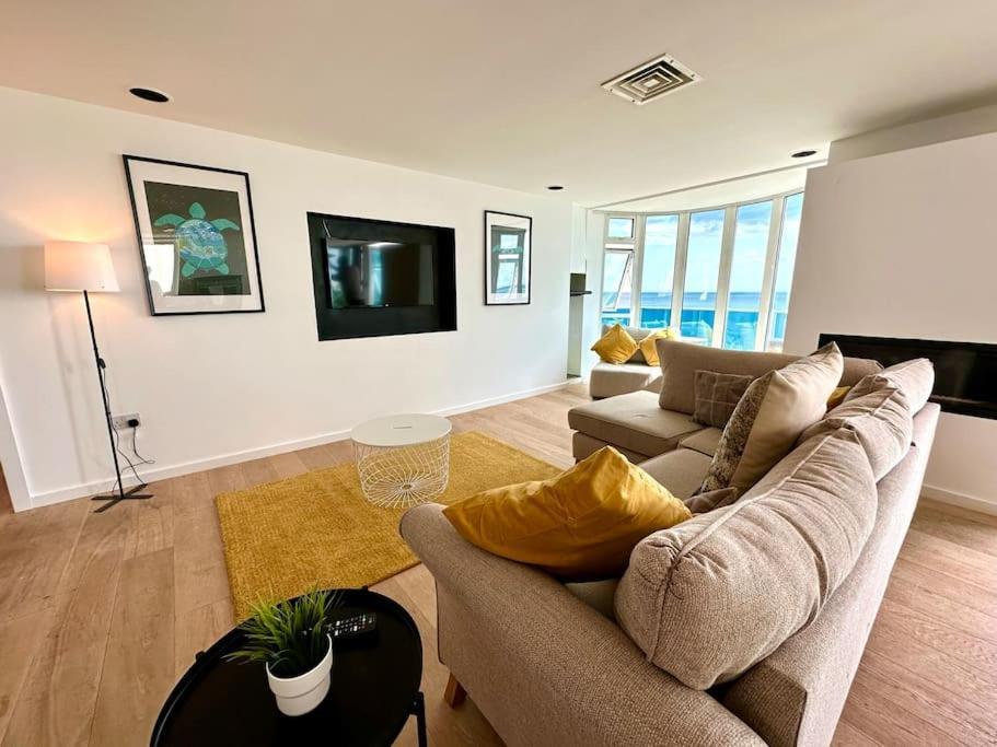 Stunning Panoramic Sea View Beach Location - Sleeps Up To 4 People - Free Parking - The Best Beach! - Great Location - Fast Wifi - Smart Tv - Newly Decorated - Sleeps Up To 4! Close To Bournemouth & Poole Town Centre & Sandbanks 외부 사진