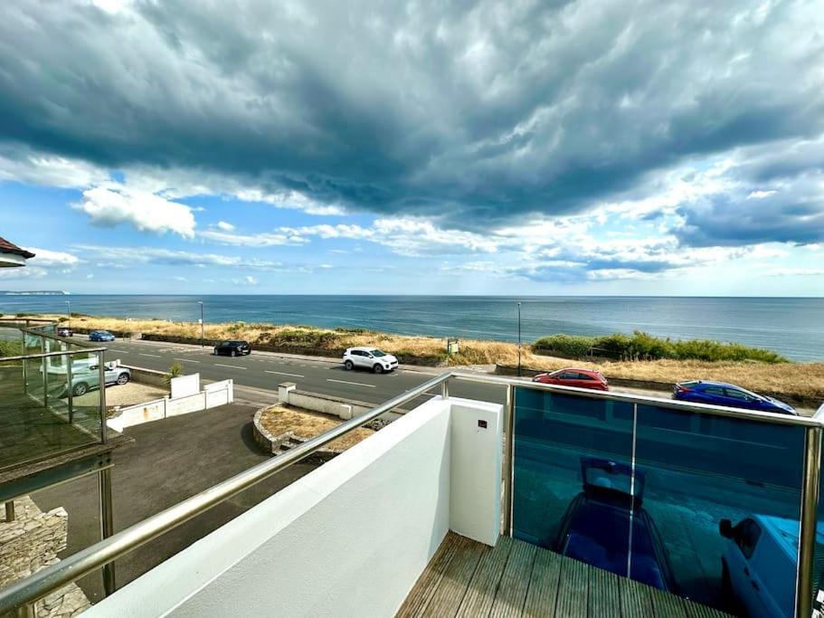 Stunning Panoramic Sea View Beach Location - Sleeps Up To 4 People - Free Parking - The Best Beach! - Great Location - Fast Wifi - Smart Tv - Newly Decorated - Sleeps Up To 4! Close To Bournemouth & Poole Town Centre & Sandbanks 외부 사진