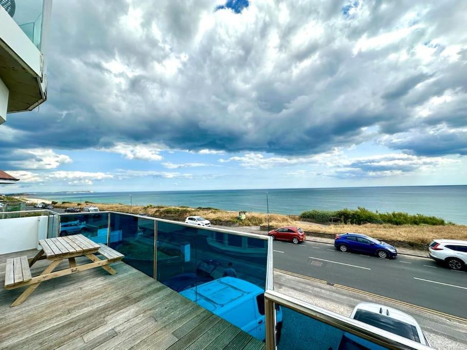 Stunning Panoramic Sea View Beach Location - Sleeps Up To 4 People - Free Parking - The Best Beach! - Great Location - Fast Wifi - Smart Tv - Newly Decorated - Sleeps Up To 4! Close To Bournemouth & Poole Town Centre & Sandbanks 외부 사진