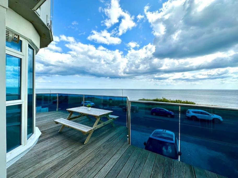 Stunning Panoramic Sea View Beach Location - Sleeps Up To 4 People - Free Parking - The Best Beach! - Great Location - Fast Wifi - Smart Tv - Newly Decorated - Sleeps Up To 4! Close To Bournemouth & Poole Town Centre & Sandbanks 외부 사진