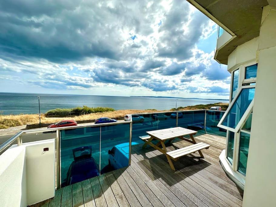 Stunning Panoramic Sea View Beach Location - Sleeps Up To 4 People - Free Parking - The Best Beach! - Great Location - Fast Wifi - Smart Tv - Newly Decorated - Sleeps Up To 4! Close To Bournemouth & Poole Town Centre & Sandbanks 외부 사진