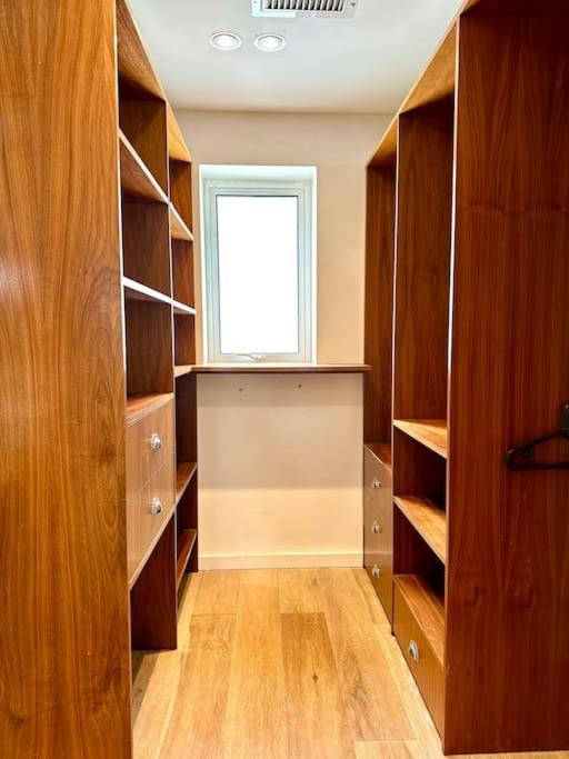 Stunning Panoramic Sea View Beach Location - Sleeps Up To 4 People - Free Parking - The Best Beach! - Great Location - Fast Wifi - Smart Tv - Newly Decorated - Sleeps Up To 4! Close To Bournemouth & Poole Town Centre & Sandbanks 외부 사진
