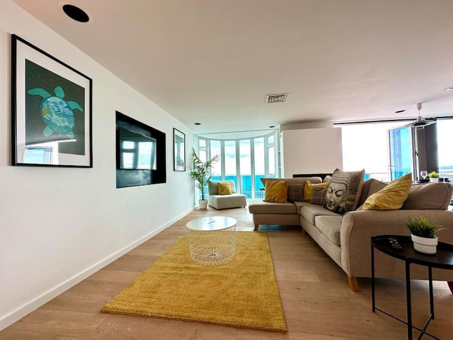 Stunning Panoramic Sea View Beach Location - Sleeps Up To 4 People - Free Parking - The Best Beach! - Great Location - Fast Wifi - Smart Tv - Newly Decorated - Sleeps Up To 4! Close To Bournemouth & Poole Town Centre & Sandbanks 외부 사진
