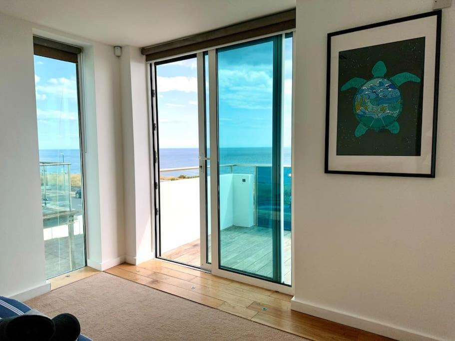 Stunning Panoramic Sea View Beach Location - Sleeps Up To 4 People - Free Parking - The Best Beach! - Great Location - Fast Wifi - Smart Tv - Newly Decorated - Sleeps Up To 4! Close To Bournemouth & Poole Town Centre & Sandbanks 외부 사진