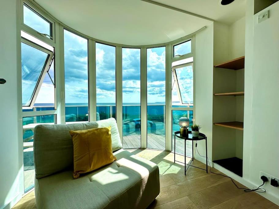 Stunning Panoramic Sea View Beach Location - Sleeps Up To 4 People - Free Parking - The Best Beach! - Great Location - Fast Wifi - Smart Tv - Newly Decorated - Sleeps Up To 4! Close To Bournemouth & Poole Town Centre & Sandbanks 외부 사진