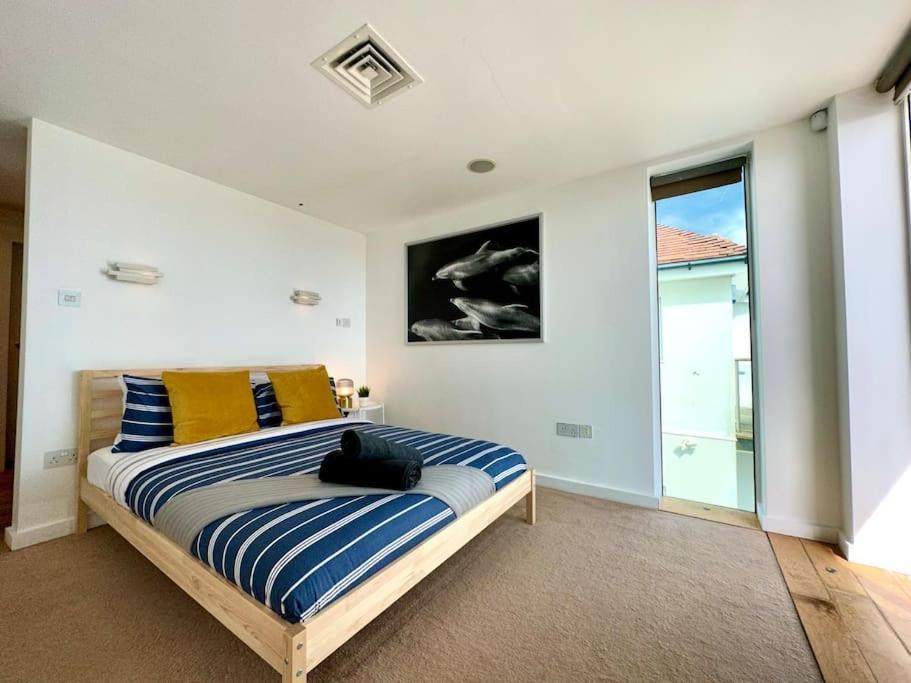 Stunning Panoramic Sea View Beach Location - Sleeps Up To 4 People - Free Parking - The Best Beach! - Great Location - Fast Wifi - Smart Tv - Newly Decorated - Sleeps Up To 4! Close To Bournemouth & Poole Town Centre & Sandbanks 외부 사진