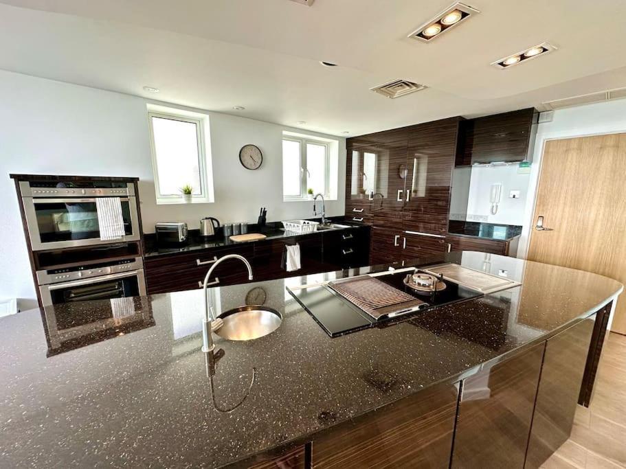 Stunning Panoramic Sea View Beach Location - Sleeps Up To 4 People - Free Parking - The Best Beach! - Great Location - Fast Wifi - Smart Tv - Newly Decorated - Sleeps Up To 4! Close To Bournemouth & Poole Town Centre & Sandbanks 외부 사진