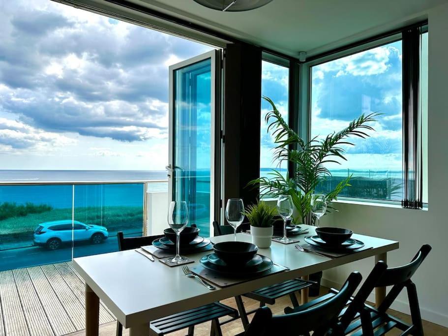 Stunning Panoramic Sea View Beach Location - Sleeps Up To 4 People - Free Parking - The Best Beach! - Great Location - Fast Wifi - Smart Tv - Newly Decorated - Sleeps Up To 4! Close To Bournemouth & Poole Town Centre & Sandbanks 외부 사진