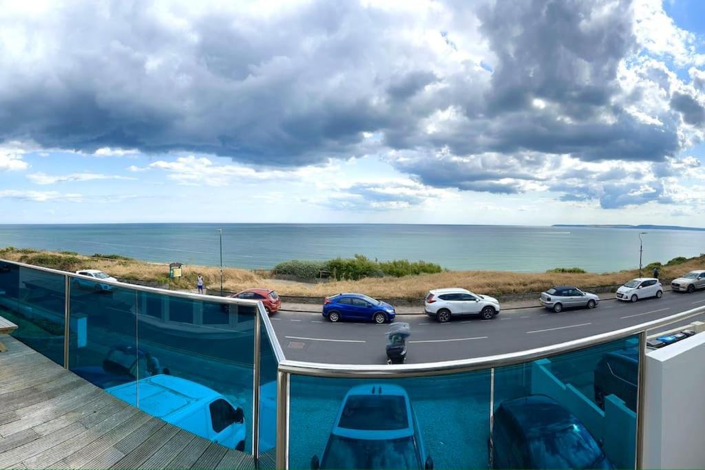 Stunning Panoramic Sea View Beach Location - Sleeps Up To 4 People - Free Parking - The Best Beach! - Great Location - Fast Wifi - Smart Tv - Newly Decorated - Sleeps Up To 4! Close To Bournemouth & Poole Town Centre & Sandbanks 외부 사진